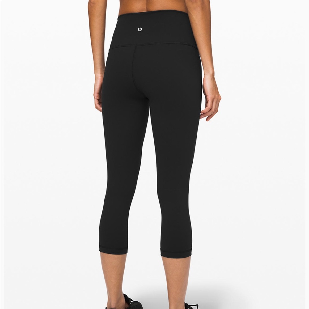 lululemon women’s cropped Wunder Unders in black😍